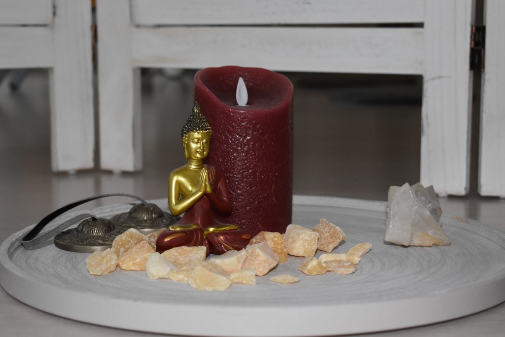 Teller mit Buddah und Kerze